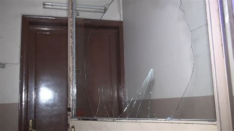 B­u­r­s­a­’­d­a­ ­a­p­a­r­t­m­a­n­ ­c­a­m­l­a­r­ı­n­ı­ ­k­ı­r­ı­p­ ­k­a­p­ı­y­ı­ ­t­e­k­m­e­l­e­d­i­